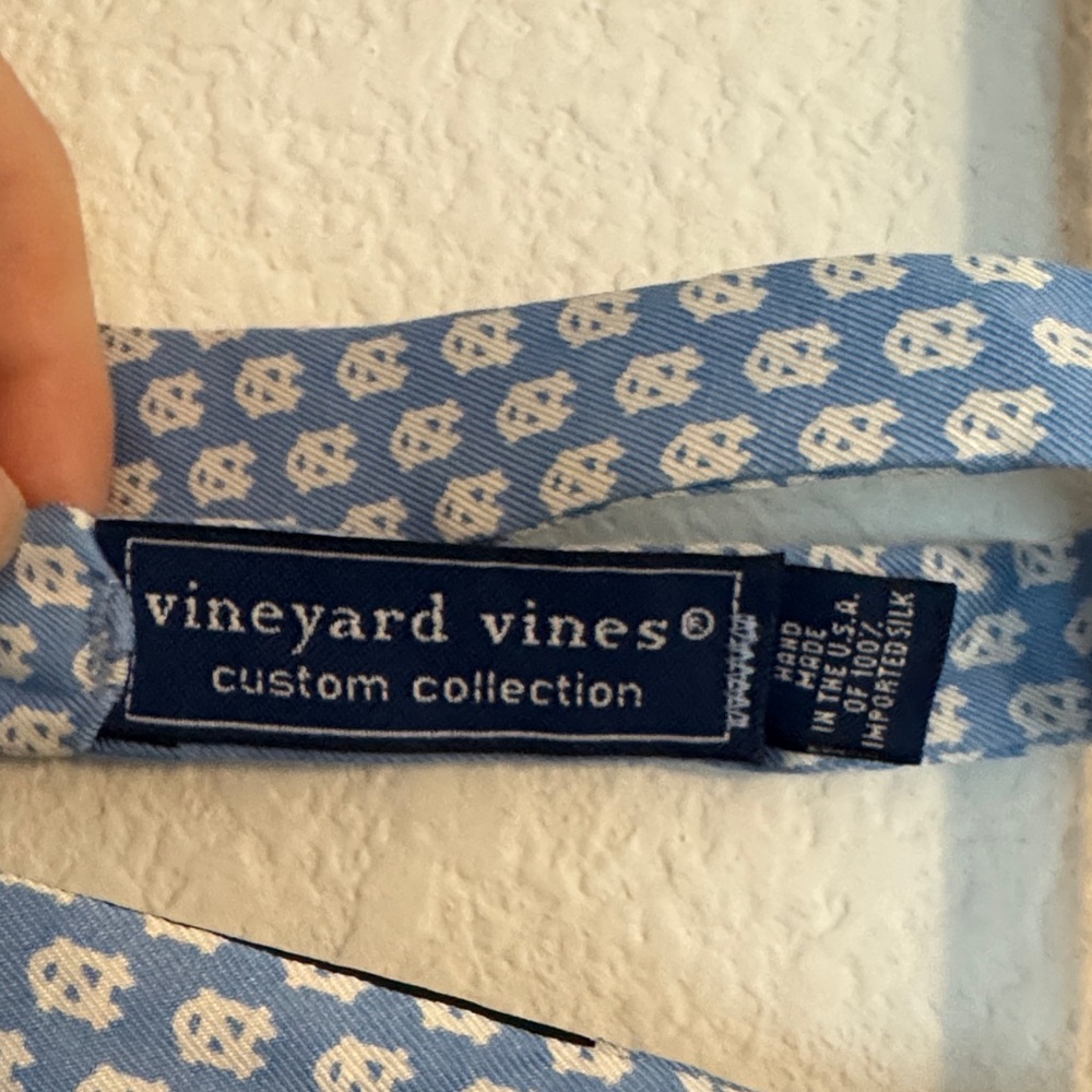 Vineyard Vines UNC Bow Tie - Picture 2 of 4